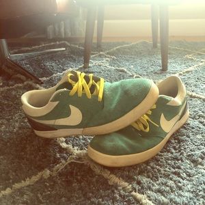 Men’s Nike tennis shoes